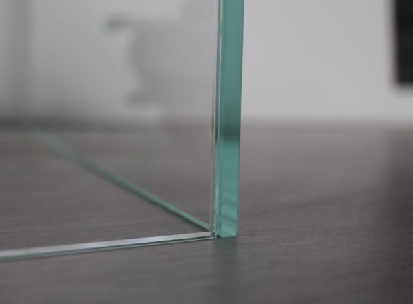 Glas mit geschlifenen Kanten